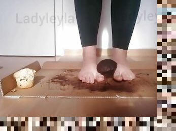 Ladyleyla zertritt Muffins in Ballerinas und barfuß und spuckt auf sie