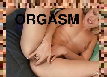 masturbation, orgasm, brudar, leksak, porrstjärna, avrunkning, blond, söt, ensam, tatuering