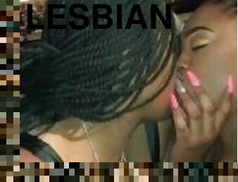 público, amateur, negra-ebony, lesbiana, besando