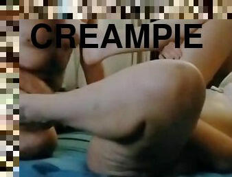 Follada primero por el coo y creampie en el culo