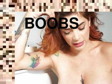 teta-grande, masturbação, latina, estrela-porno, caebça-vermelha, mamas, sozinho, entrevista, morena, tatuagem