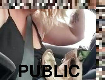 gros-nichons, public, amateur, voiture, solo, fumer, tatouage, clignotant, seins-nus