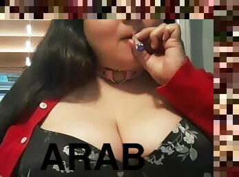 gros-nichons, amateur, arabe, black, belle-femme-ronde, fétiche, solo, fumer, soutien-gorge