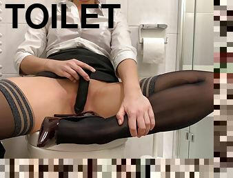 Sekretarin Reitet Heimlich Ihr Dildo Auf Der Burotoilette