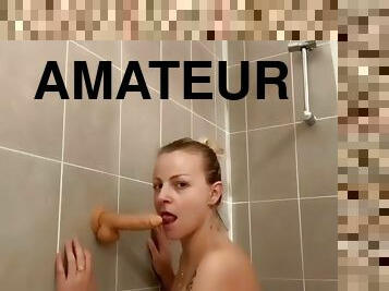 Je Mempale Sur Le Gode-ventouse De Douche With Natacha Guapa