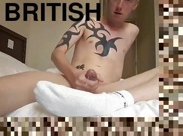 ejaculation-sur-le-corps, énorme-bite, gay, ejaculation, britannique, solo, tatouage, bite