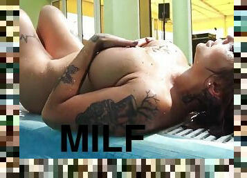 cul, gros-nichons, en-plein-air, milf, pornstar, piscine, solo, brunette, tatouage