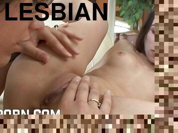 alat-kelamin-wanita, lesbian, milfs, tegar, berciuman, sofa, petite, basah, rambut-perang