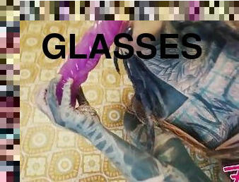 lunettes, pisser, giclée, anal, ados, jouet, fétiche, solo, goth, tatouage