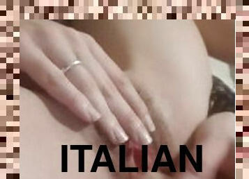Figa italiana si masturba la passera con un dildo di gomma