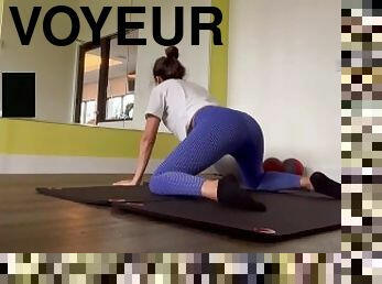 Voyeur catch girl twerking at the gym