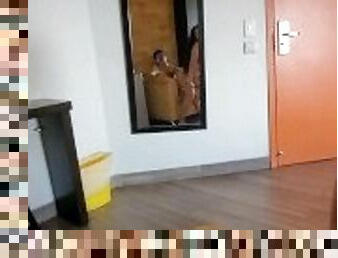 Pareja real teniendo sexo en un hotel