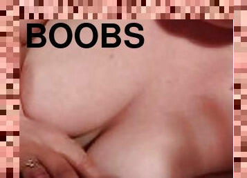 tetas-grandes, mamá, regordeta-chubby, mona, bonita, madre, tetas, tatuaje, ojos-vendados