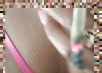 berkulit-hitam, handjob-seks-dengan-tangan-wanita-pada-penis-laki-laki, sudut-pandang, pakaian-dalam-wanita, merokok, penis