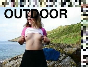 Amelia Gives Us a Sexy Show Outdoors
