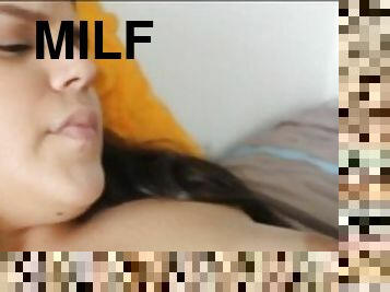 espiando a mi hermanastra mientras se masturba con su juguete sexual- porno español