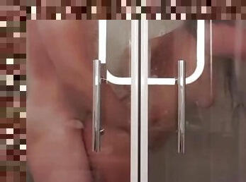 Brunette française baise sous la douche