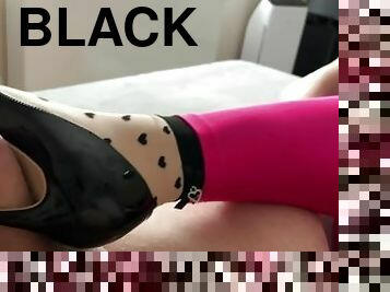 SHOEJOB with black stilettos & shiny leggings.Huge cumshot