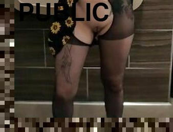 imbaiere, joc-cu-chiloteii, public, pasarica, amatori, bunaciuni, milf, sub-fusta, pirsing, solo