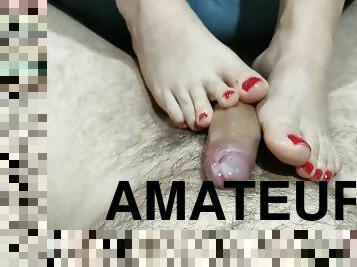 amateur, ejaculation-sur-le-corps, couple, pieds, fétiche, branlette-avec-les-pieds, orteils