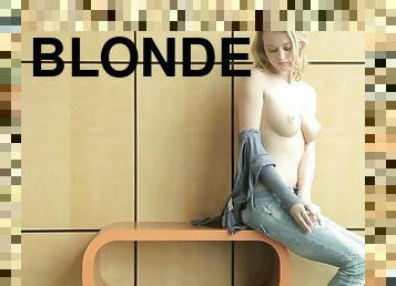 blonde, solo