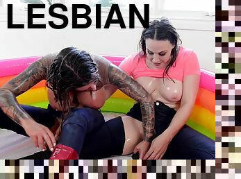 gros-nichons, lesbienne, jouet, piscine, gode, brunette, fessée, tatouage