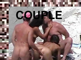 al-aire-libre, swinger, madurita-caliente, vintage, pareja, sexo-en-grupo, playa, europeo, euro, morena