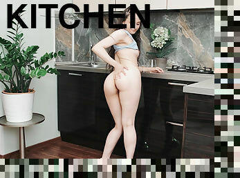 Petit teen Krinzh Baby solo fucks herself in the kitchen