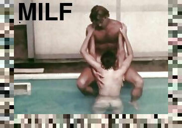 poilue, chatte-pussy, fellation, milf, hardcore, vintage, rétro, petite-amie, piscine, bout-a-bout