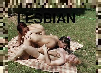 vanha, ulkotiloissa, amatööri, kypsä, lesbo-lesbian, kolmisin, nuori-18, blondi, vanhempi, puutarha