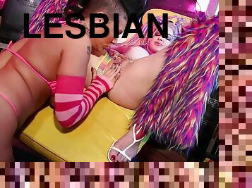 ציצי-גדול, לסבית-lesbian, אמא-שאני-רוצה-לזיין, לעשות-עם-האצבע, בלונדיני, שחרחורת, קעקוע