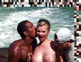 gros-nichons, en-plein-air, anal, interracial, belle-femme-ronde, joufflue, trio, sur-le-visage, ejaculation, blonde