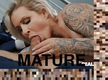 tetas-grandes, mamá-y-chico, maduro, mamada, madurita-caliente, estrella-del-porno, locura, cabalgando, español, tatuaje