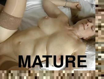 gros-nichons, vieux, mature, fellation, ejaculation-sur-le-corps, milf, bas, ejaculation, blonde, naturel