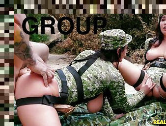 tentara, payudara-besar, penis-besar, gambarvideo-porno-secara-eksplisit-dan-intens, seks-grup, bertiga, pelacur-slut, bersetubuh, berpayudara-besar, mengagumkan