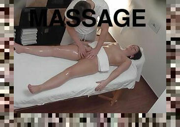 dark haired lady gets hot babe massage