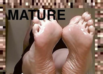 Mature feet joi st