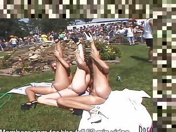 gros-nichons, en-plein-air, fête, public, amateur, décapage, naturel, gros-seins, seins, fétiche