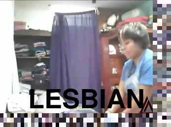 Curvy lesbians make a good strapon fuck video
