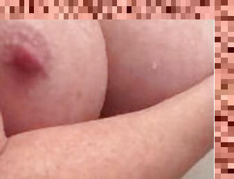 baignade, gros-nichons, chatte-pussy, amateur, milf, douche, solo, tatouage