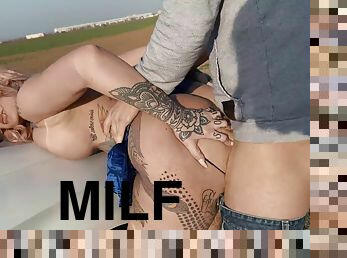 velike-joške, zunaj, milf, porno-zvezda, avto, blond, tattoo, noge-legs