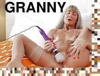 masturbaatio, orgasmi, isoäiti-granny, lelu, pitkät-sukat, pillu, soolo, ajettu, jalat-legs, pikkurintainen