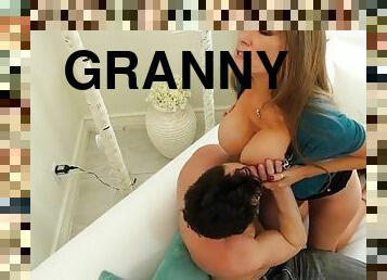 gros-nichons, vieux, orgasme, fellation, ejaculation-sur-le-corps, granny, milf, joufflue, jeune-18, sur-le-visage