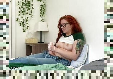 lunettes, masturbation, amateur, rousse, secousses, fantaisie, jeans, légume