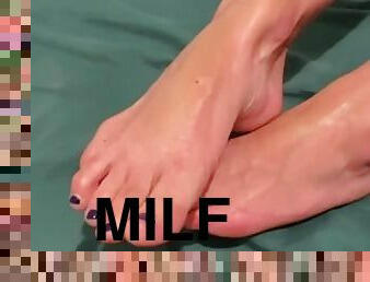 milf, française, pieds, fétiche, branlette-avec-les-pieds, tatouage