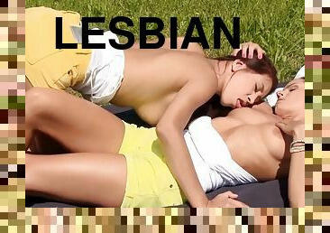 LES ARCHIVE - Cute lesbians kiss and lick each other