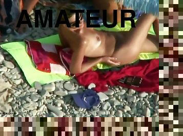 Pareja nudista tiene sexo en la playa