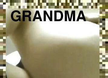 סבתא, אוננות, אורגזמה, סבתא-לה, בלונדיני, לבני-נשים, עקבים-גבוהים