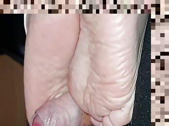 Oma footjob 