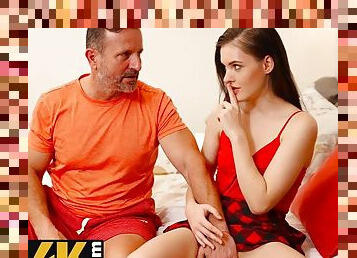 DADDY4K. Cutie has sex with mature guy while boyfriend has VR fun